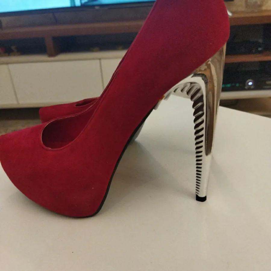 کفش مخمل قرمژ