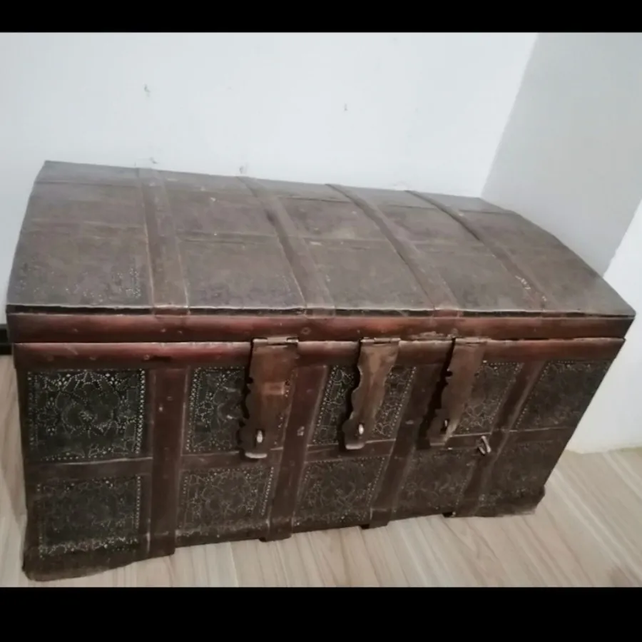 صندوق قدیمی چوب و فلز