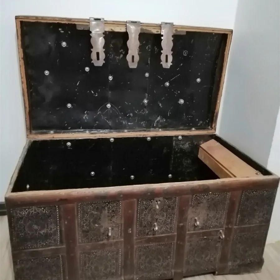 صندوق قدیمی چوب و فلز