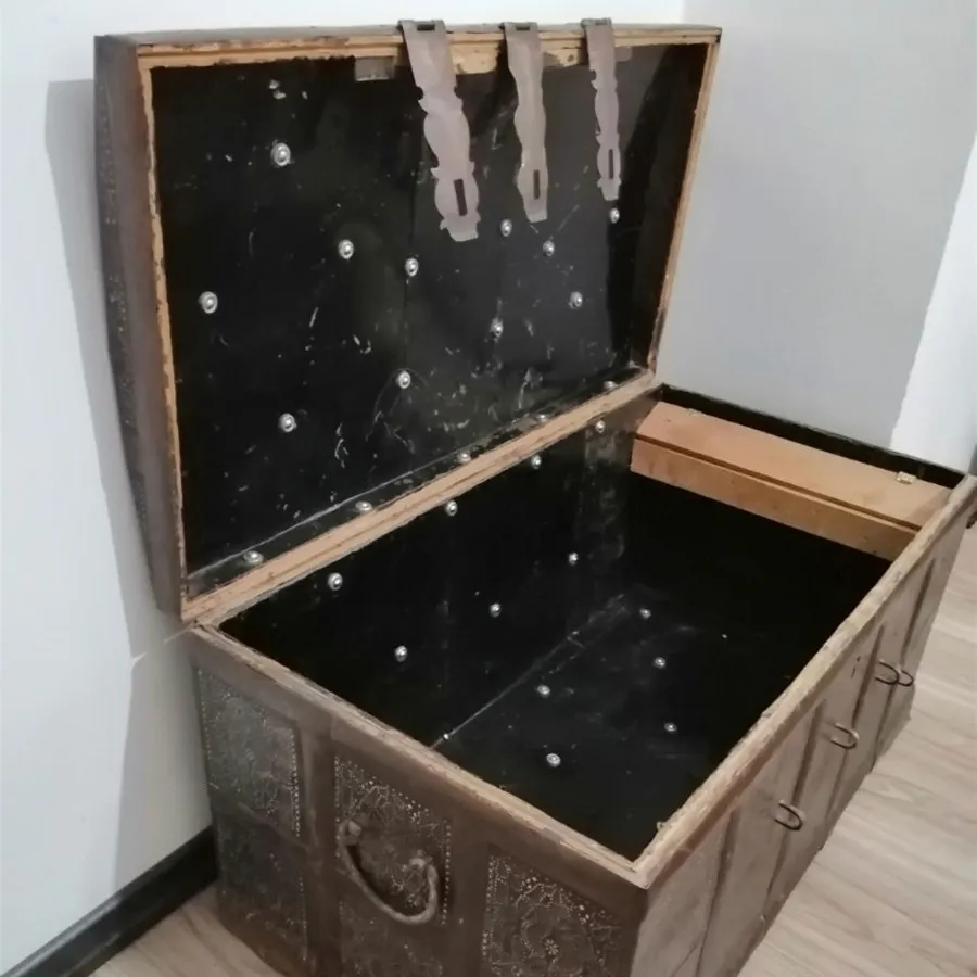 صندوق قدیمی چوب و فلز