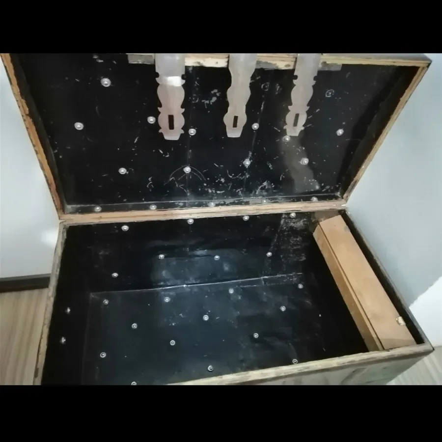صندوق قدیمی چوب و فلز