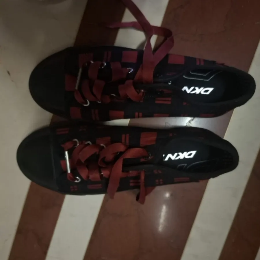 کفش برند DKNY