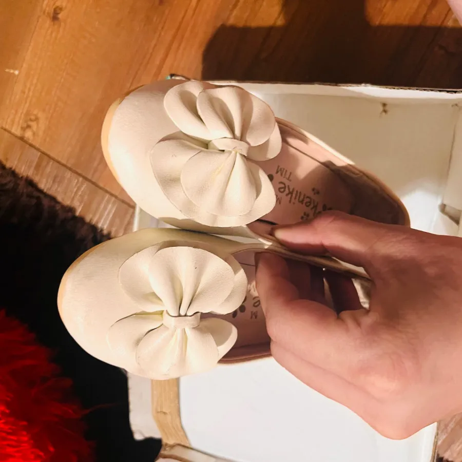 کفش عروسکی