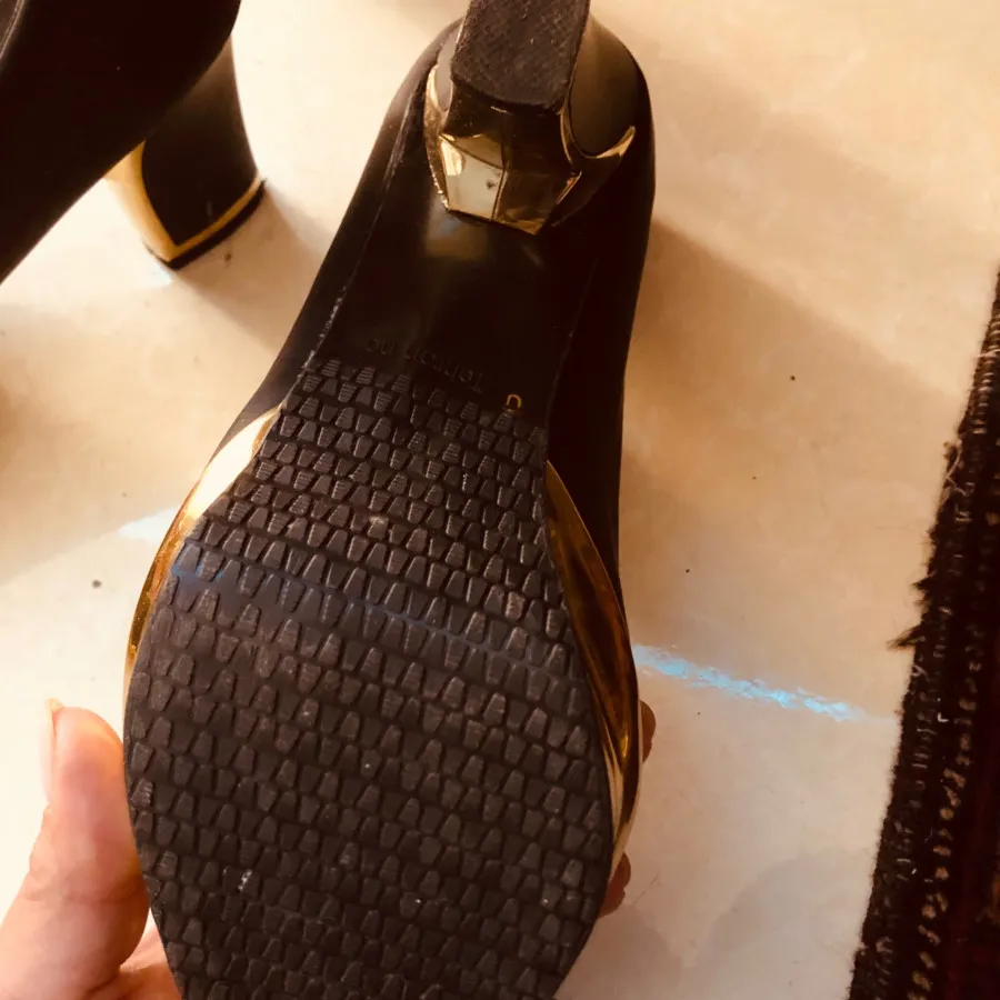 کفش با نوار طلایی