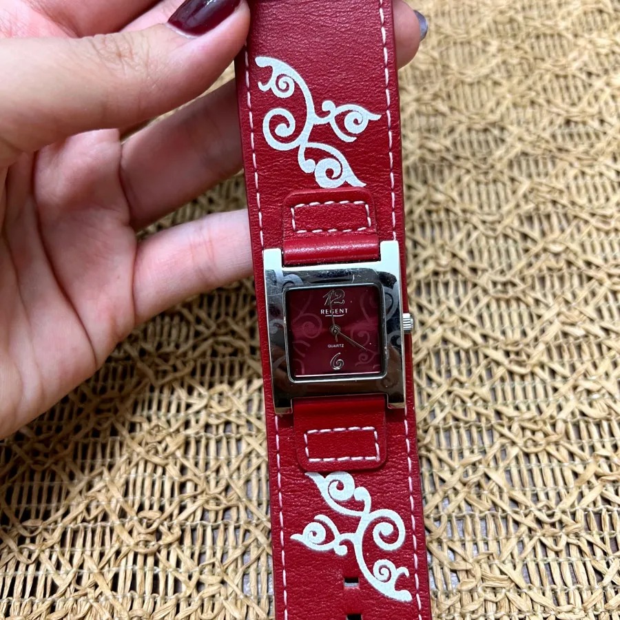 ساعت چرم زرشکی