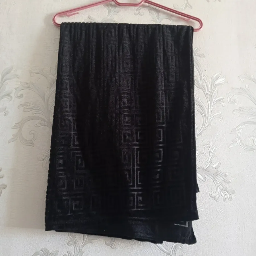 شال مشکی مخمل