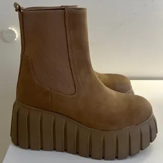 بوت پاشنه دار
