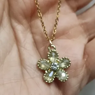 گردنبند گل نگین دار