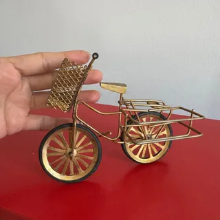 دکوری دوچرخه طلایی