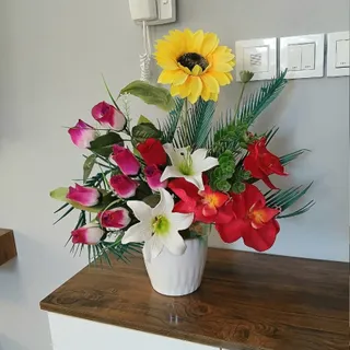 گل مصنوعی و گلدان سرامیکی