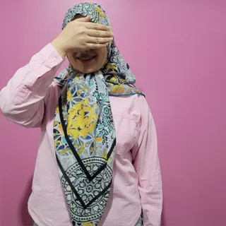روسری طرح کاشی و پروانه