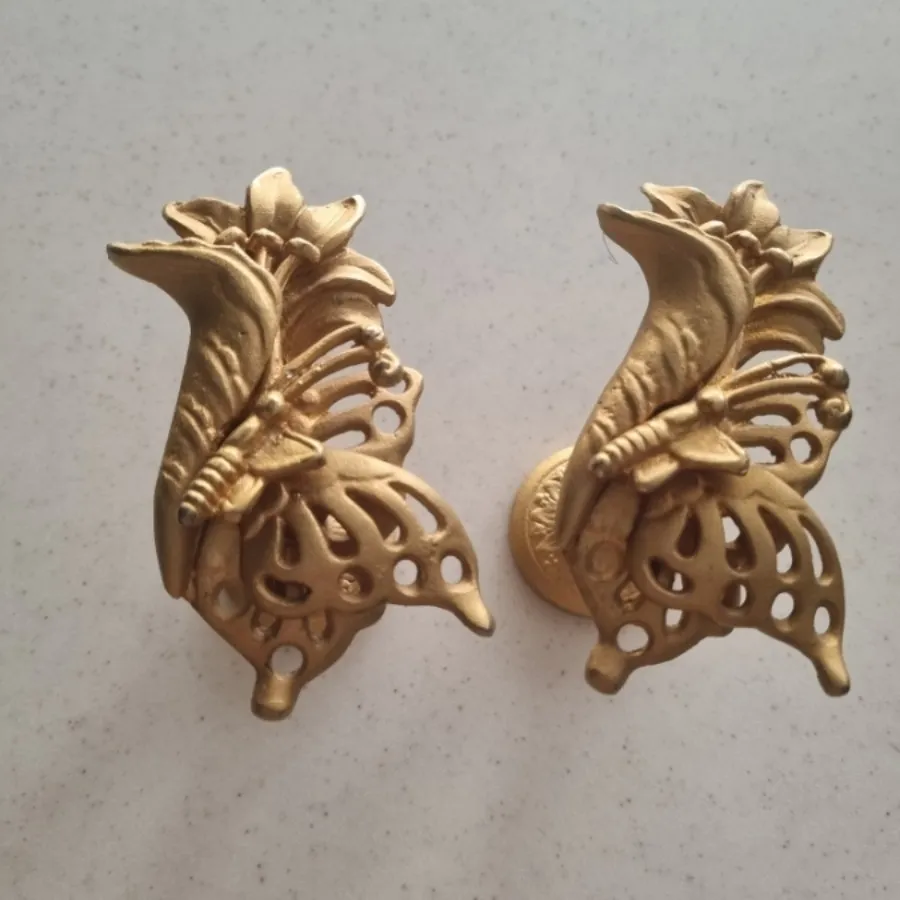 دیوار کوب کنار پرده