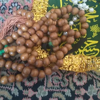 تسبیح چوبی و تعدادی تسبیح