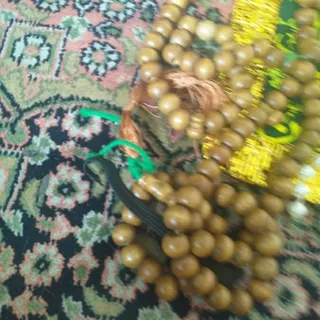 تسبیح چوبی و تعدادی تسبیح