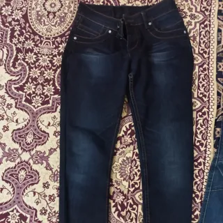 تعدادی شلوار لی