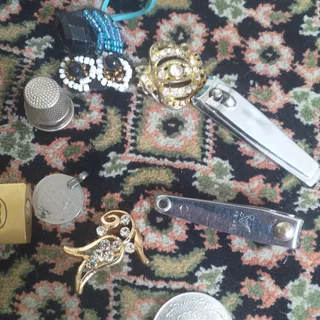 قفل و قیچی قدیمی و مهره گ