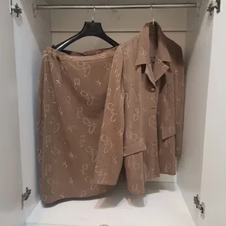 کت ودامن قهوه ای
