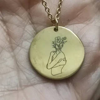 گردنبند خودتو درآغوش بگیر