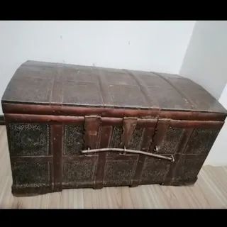 صندوق قدیمی چوب و فلز