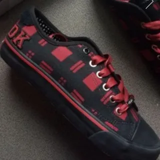 کفش برند DKNY