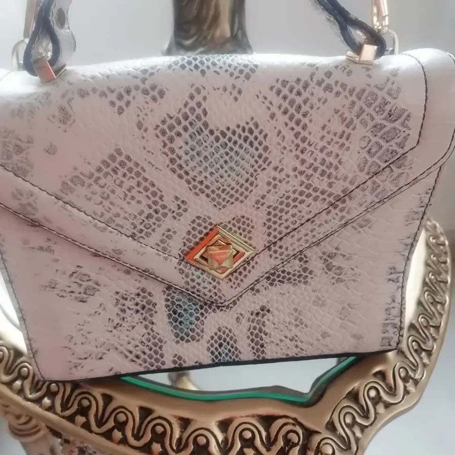 کیف طرح چرم