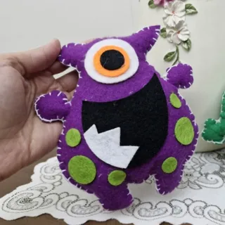 عروسک نمدی