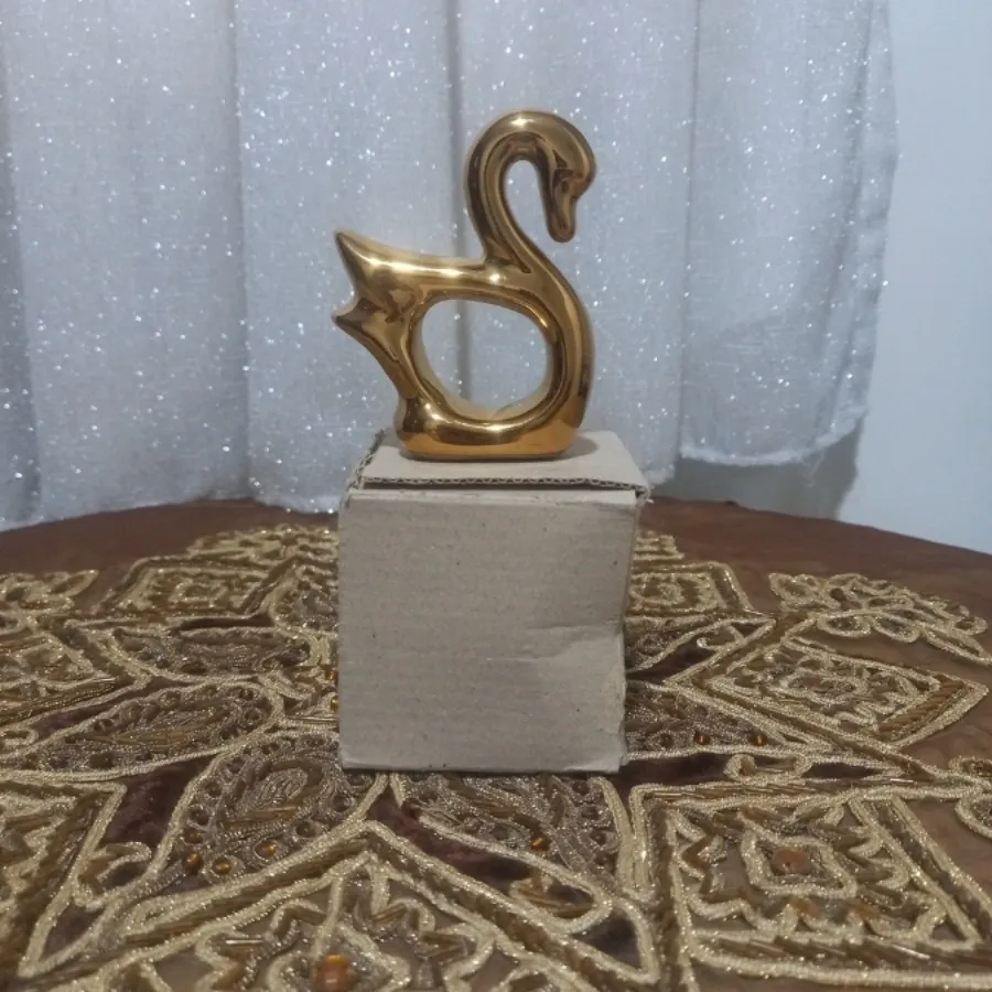 مجسمه وحلقه دستمال سفره