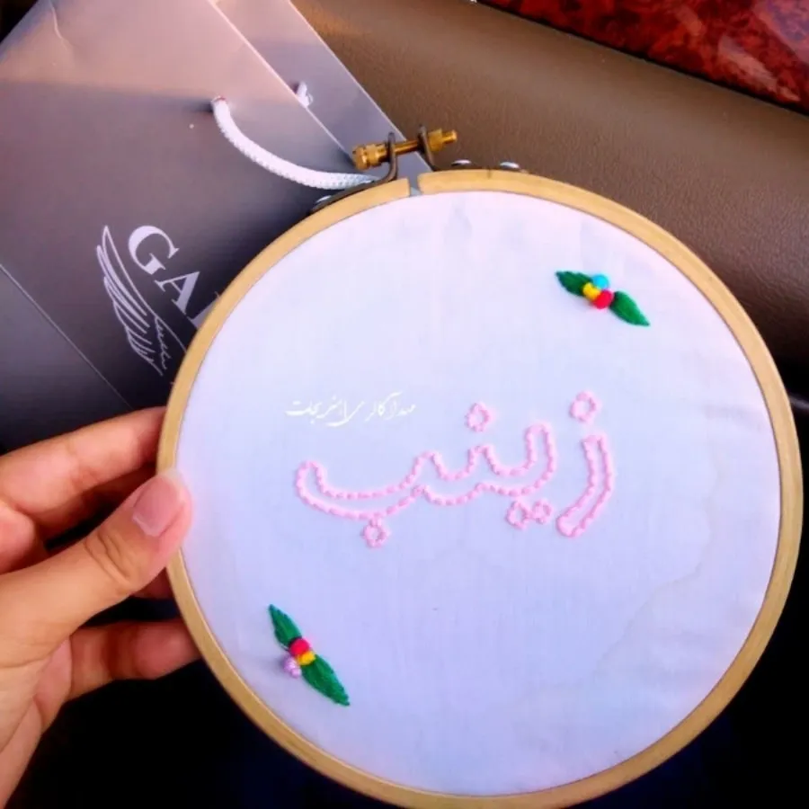 دیوارکوب گلدوزی شده