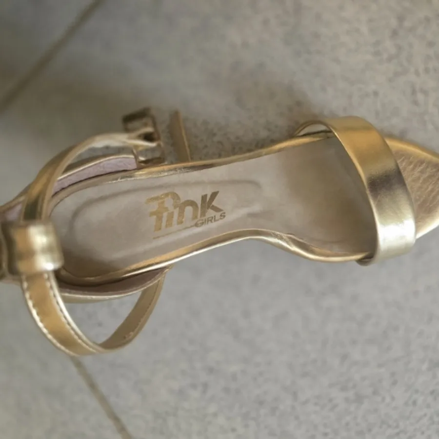 کفش پاشنه‌دار طلایی