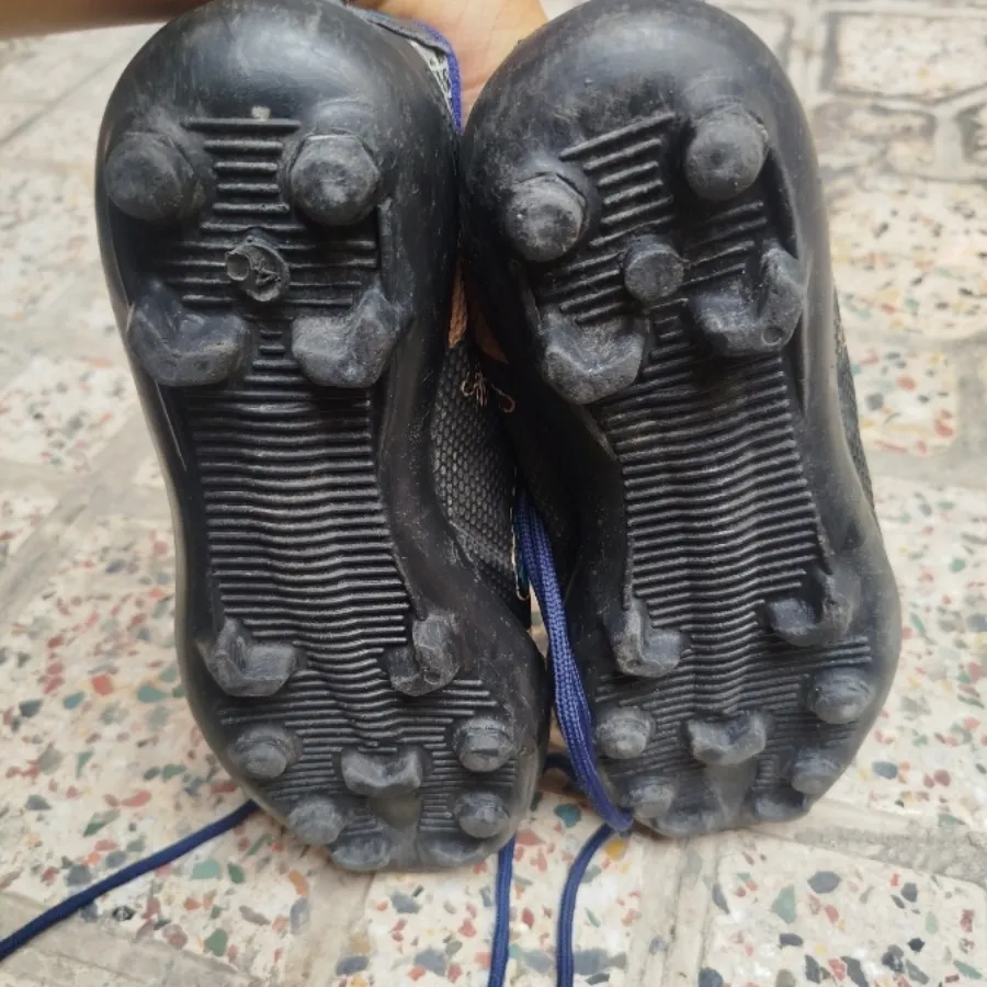 دو جفت کفش ورزشی مشکی