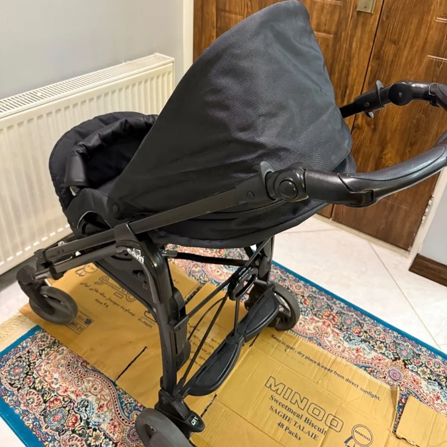 کالسکه و تخت کنار مادر