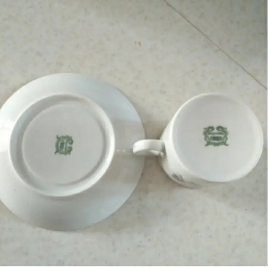 فنجان و نعلبکی چینی کاغذی