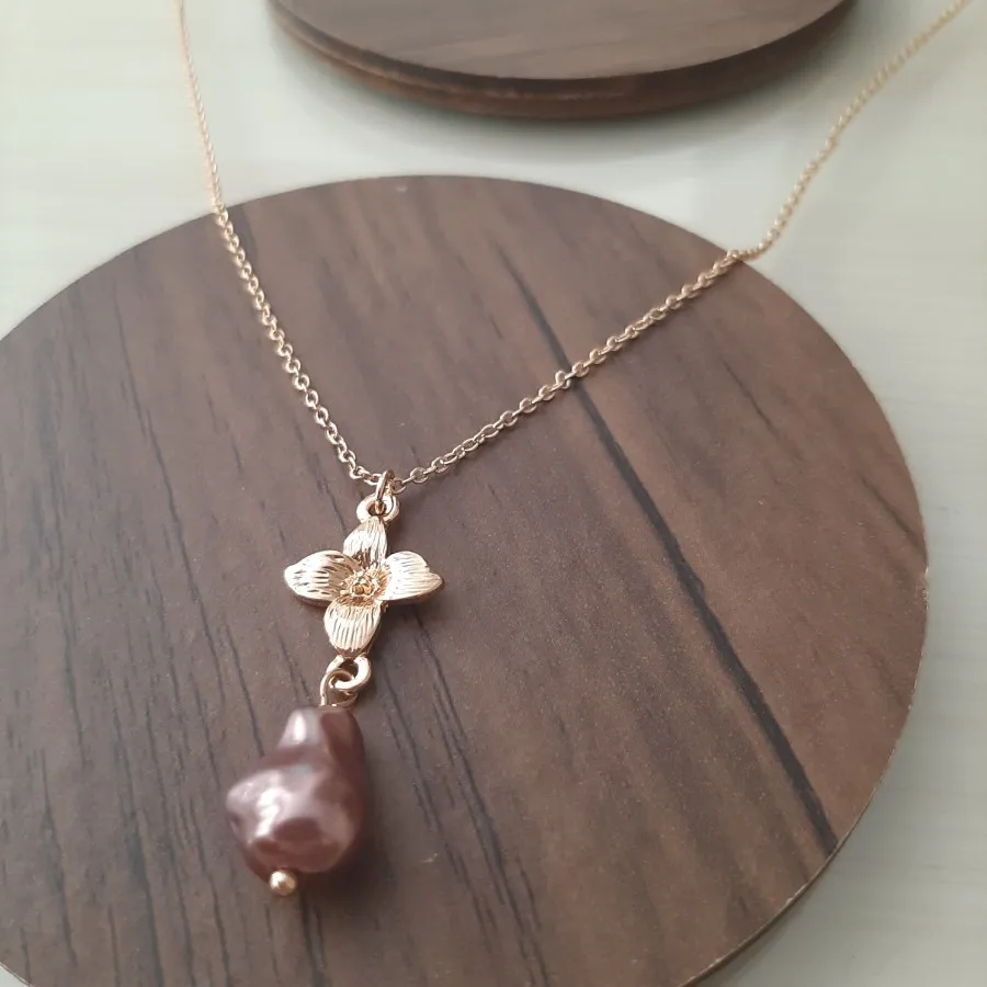 گردنبند طرح گل و مروارید