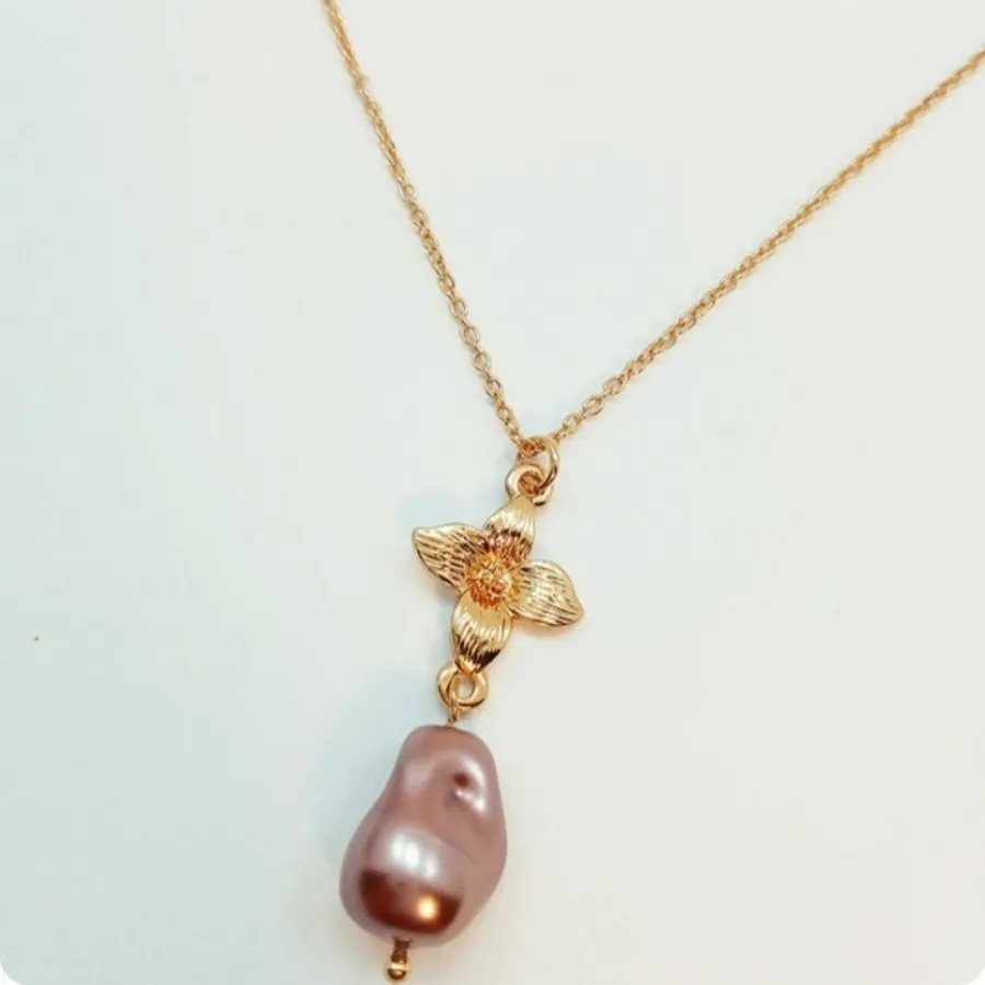 گردنبند طرح گل و مروارید