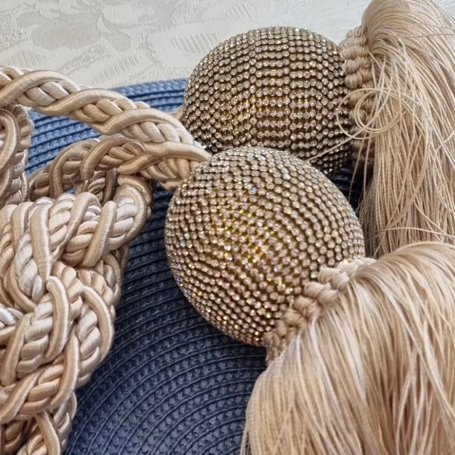 گل میخ و پرده جمع کن