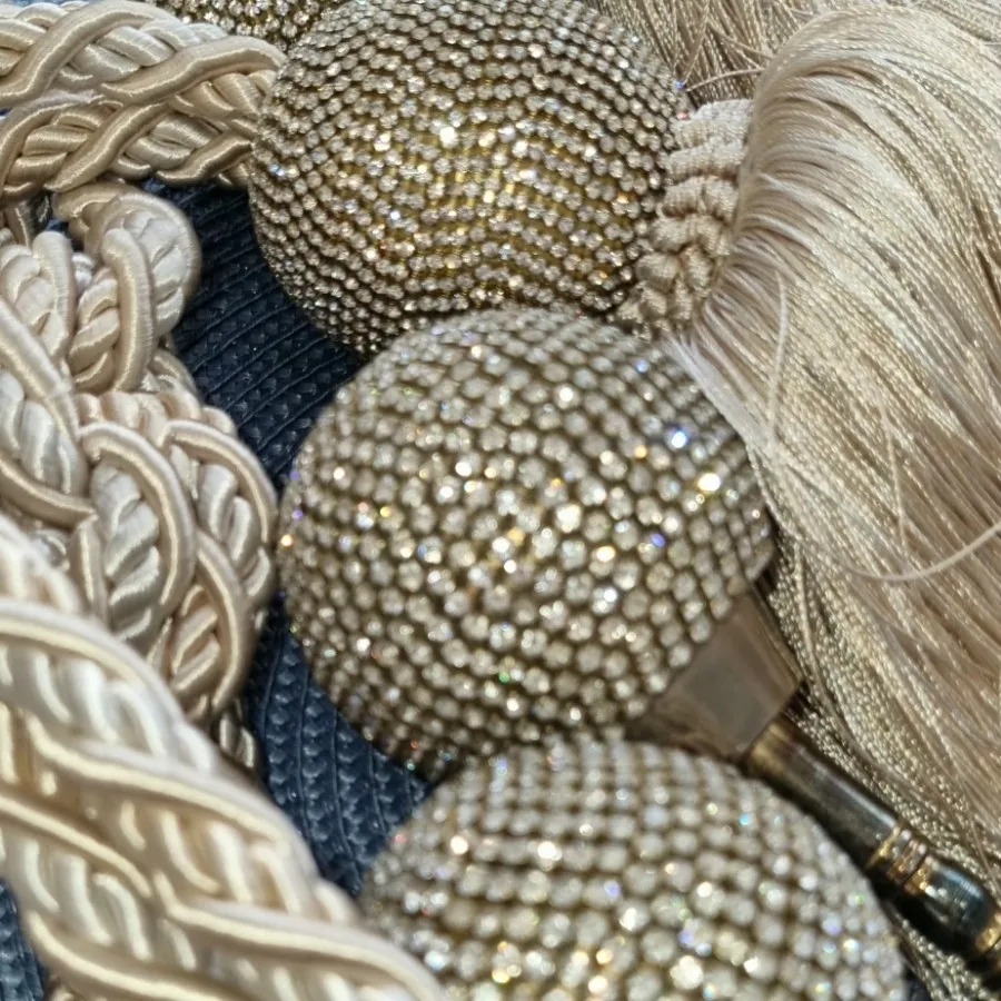 گل میخ و پرده جمع کن