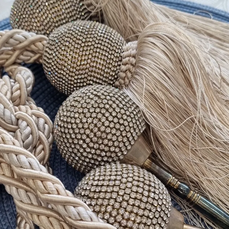گل میخ و پرده جمع کن