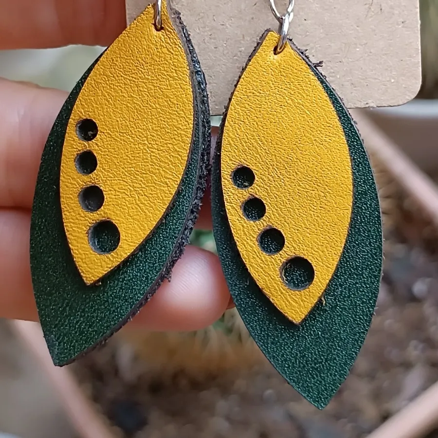 گوشواره برگ چرمی
