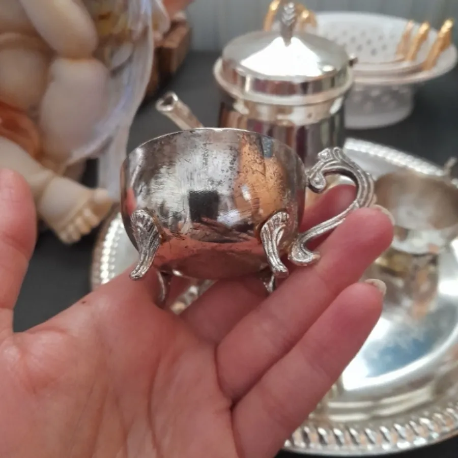 قوری و فنجان کوچک