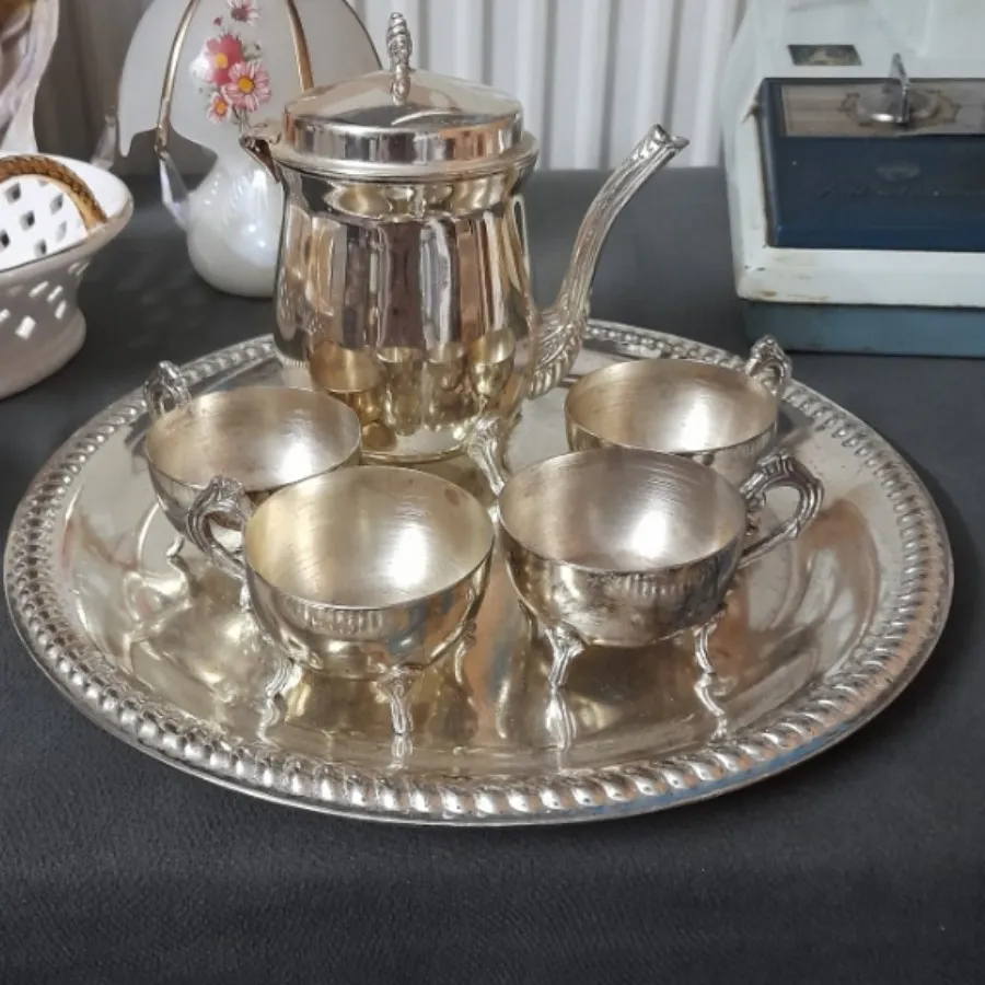 قوری و فنجان کوچک