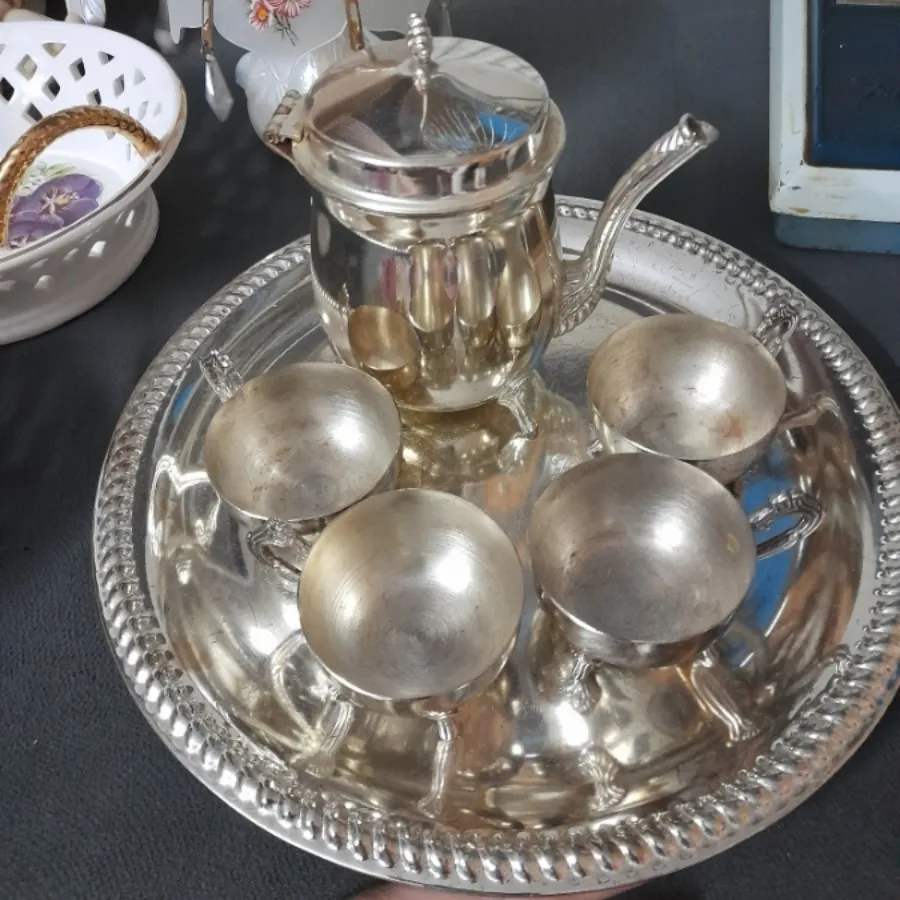 قوری و فنجان کوچک
