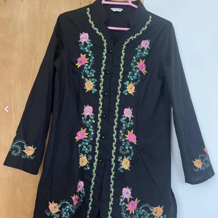 مانتو مشکی گلدوزی شده