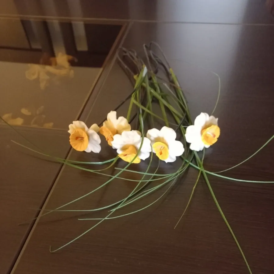 5 شاخه گل نرگس