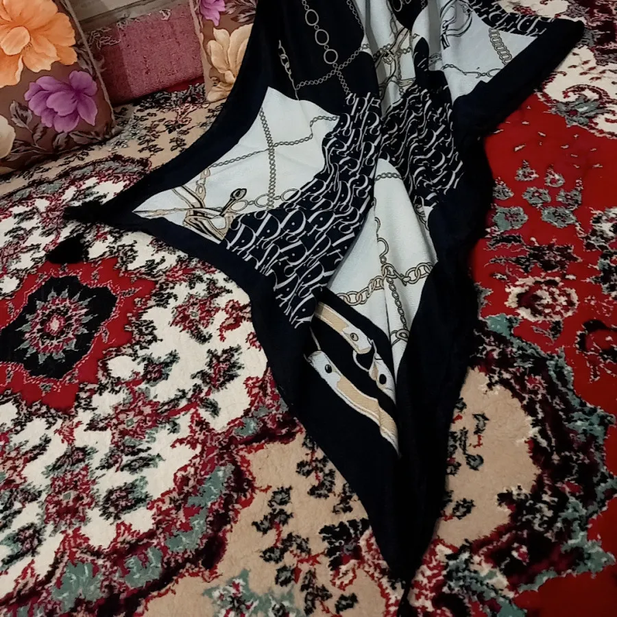 شال سفید مشکی