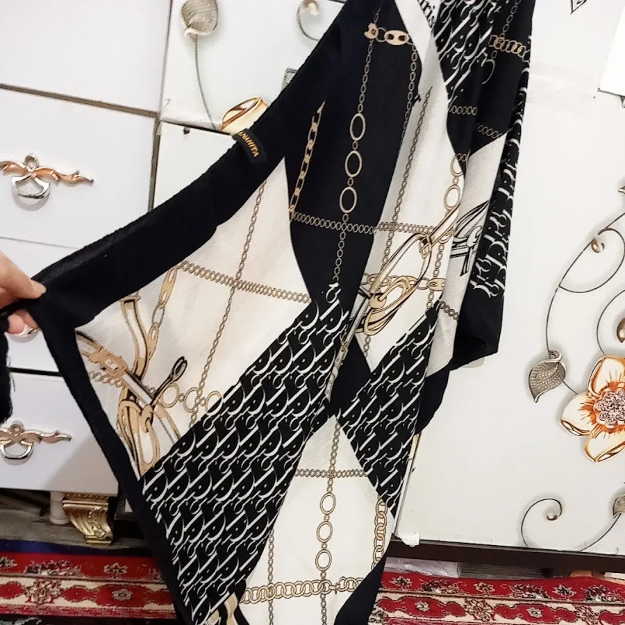 شال سفید مشکی