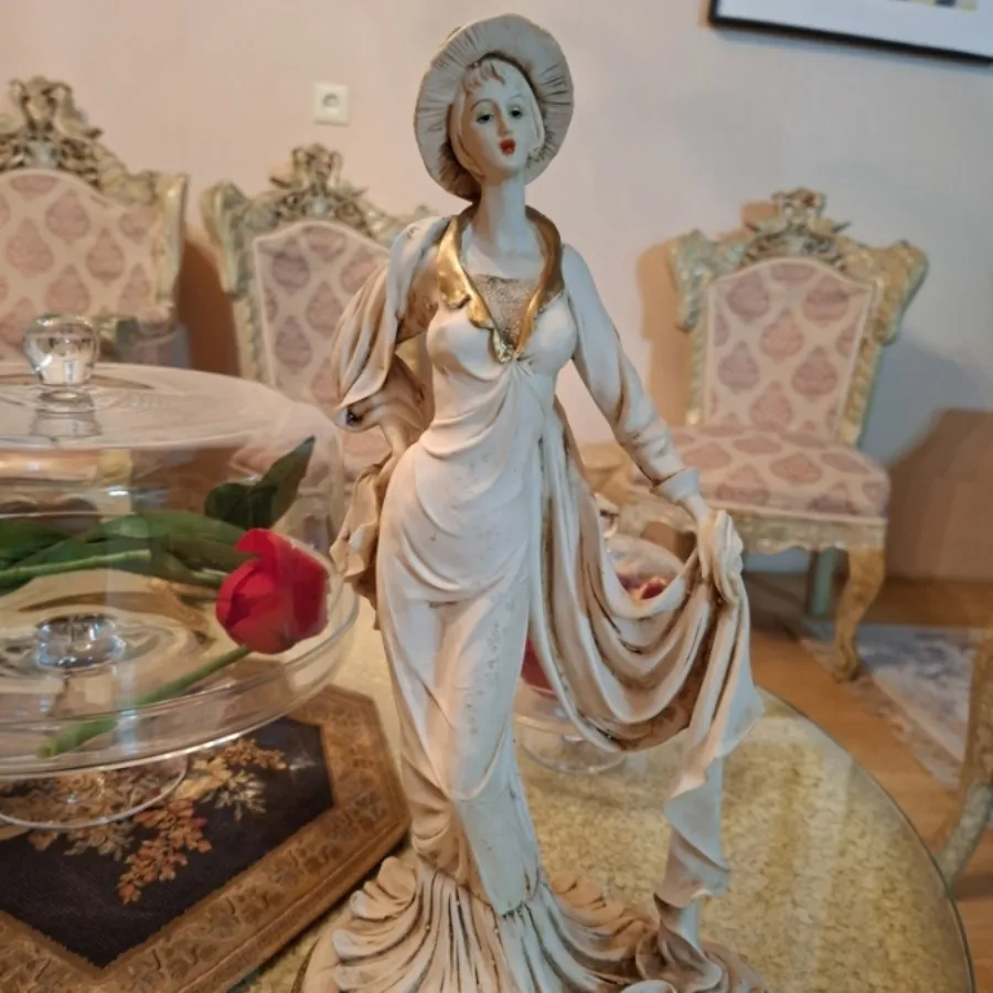 دو عدد مجسمه