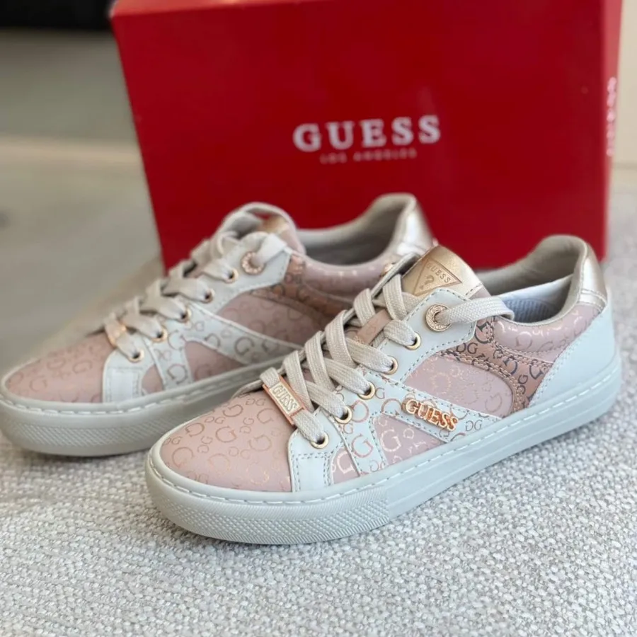 اسنیکر از برند  GUESS