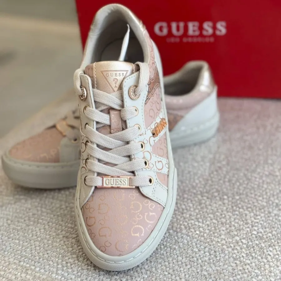 اسنیکر از برند  GUESS