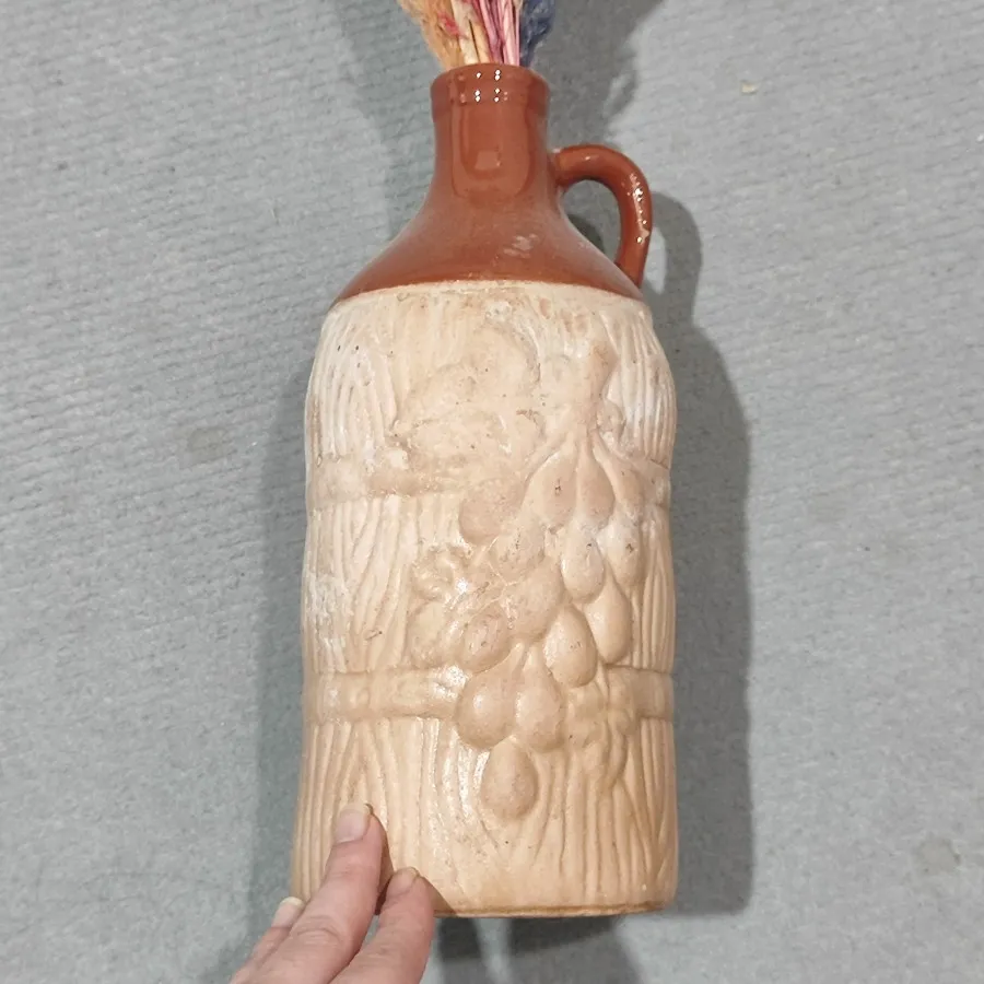 گلدان سفالی تنگ آب