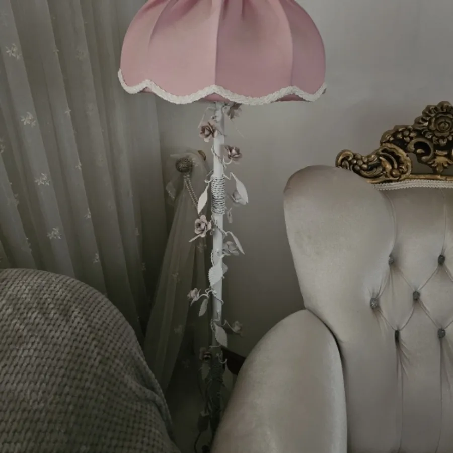 آباژور ایستاده